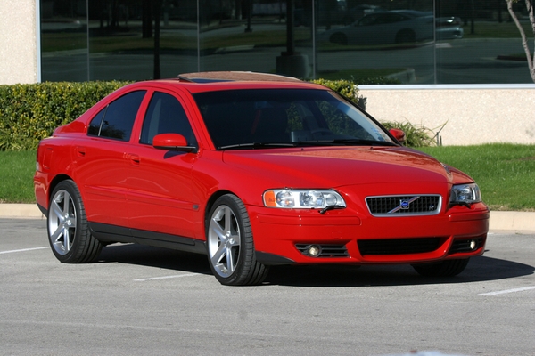 2004 Volvo S60R with painted moldings and Heico Volution V wheels