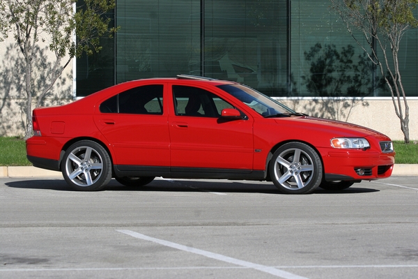 2004 Volvo S60R with painted moldings and Heico Volution V wheels