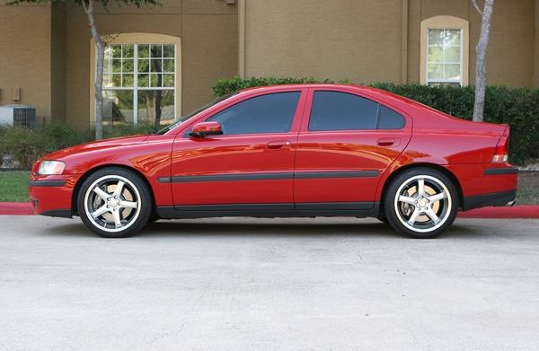 2004 Volvo S60R with painted moldings and Heico Volution V wheels